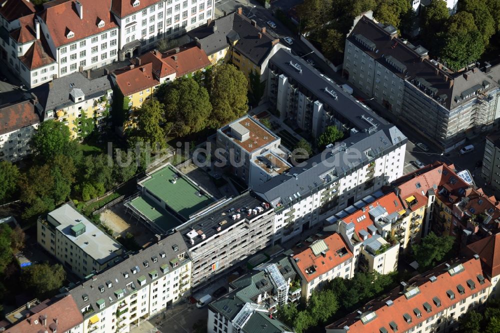 München von oben - Baustelle zum Neubau einer Mehrfamilienhaus-Wohnanlage an der Rheinstraße Ecke Mainzer Straße im Stadtteil Schwabing-West in München im Bundesland Bayern