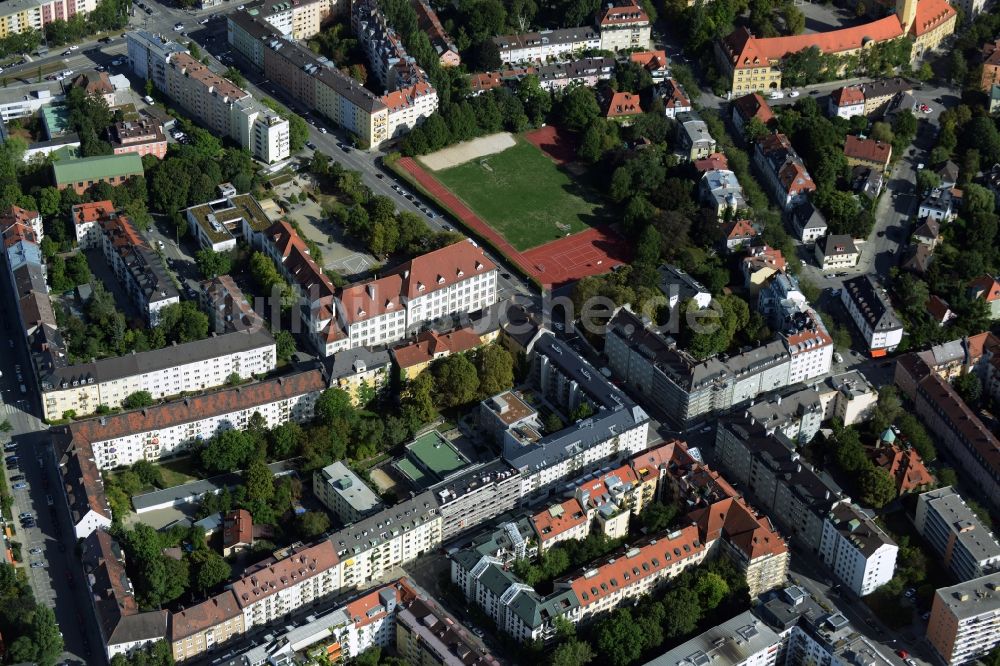 München aus der Vogelperspektive: Baustelle zum Neubau einer Mehrfamilienhaus-Wohnanlage an der Rheinstraße Ecke Mainzer Straße im Stadtteil Schwabing-West in München im Bundesland Bayern