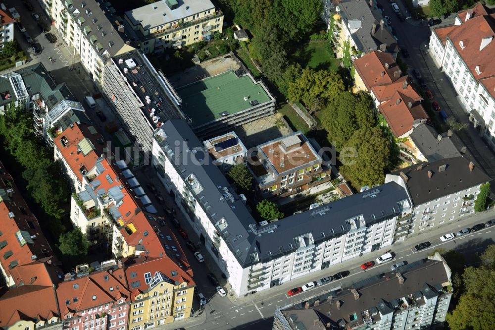 Luftaufnahme München - Baustelle zum Neubau einer Mehrfamilienhaus-Wohnanlage an der Rheinstraße Ecke Mainzer Straße im Stadtteil Schwabing-West in München im Bundesland Bayern