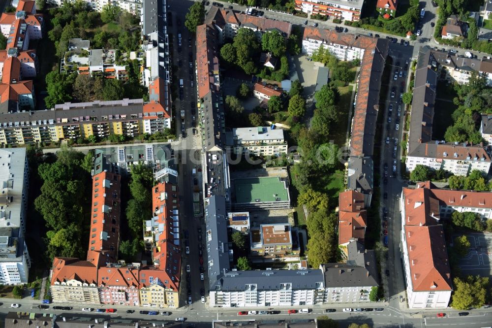 München von oben - Baustelle zum Neubau einer Mehrfamilienhaus-Wohnanlage an der Rheinstraße Ecke Mainzer Straße im Stadtteil Schwabing-West in München im Bundesland Bayern