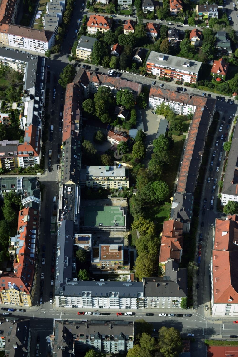 München aus der Vogelperspektive: Baustelle zum Neubau einer Mehrfamilienhaus-Wohnanlage an der Rheinstraße Ecke Mainzer Straße im Stadtteil Schwabing-West in München im Bundesland Bayern