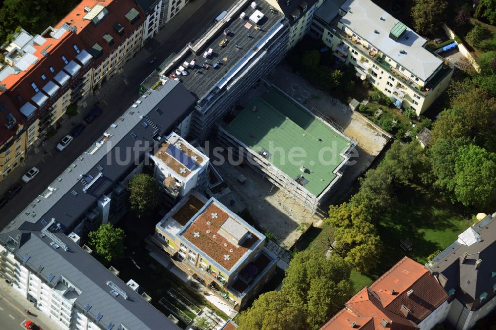 Luftbild München - Baustelle zum Neubau einer Mehrfamilienhaus-Wohnanlage an der Rheinstraße Ecke Mainzer Straße im Stadtteil Schwabing-West in München im Bundesland Bayern