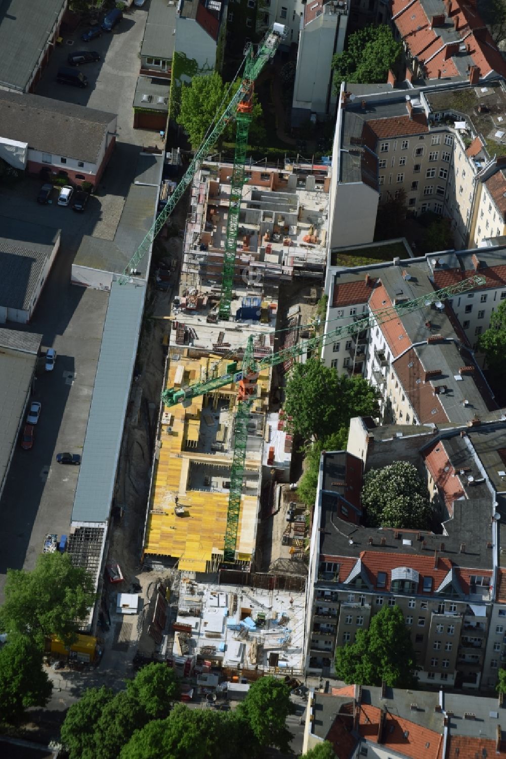 Berlin aus der Vogelperspektive: Baustelle zum Neubau einer Mehrfamilienhaus-Wohnanlage Richardplatz - Böhmische Straße in Neukölln in Berlin