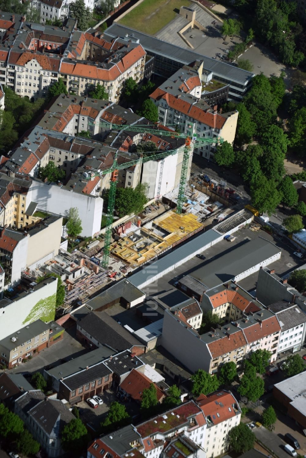 Luftbild Berlin - Baustelle zum Neubau einer Mehrfamilienhaus-Wohnanlage Richardplatz - Böhmische Straße in Neukölln in Berlin