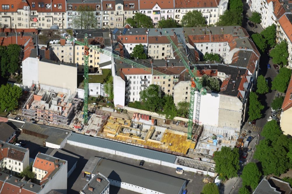 Berlin von oben - Baustelle zum Neubau einer Mehrfamilienhaus-Wohnanlage Richardplatz - Böhmische Straße in Neukölln in Berlin