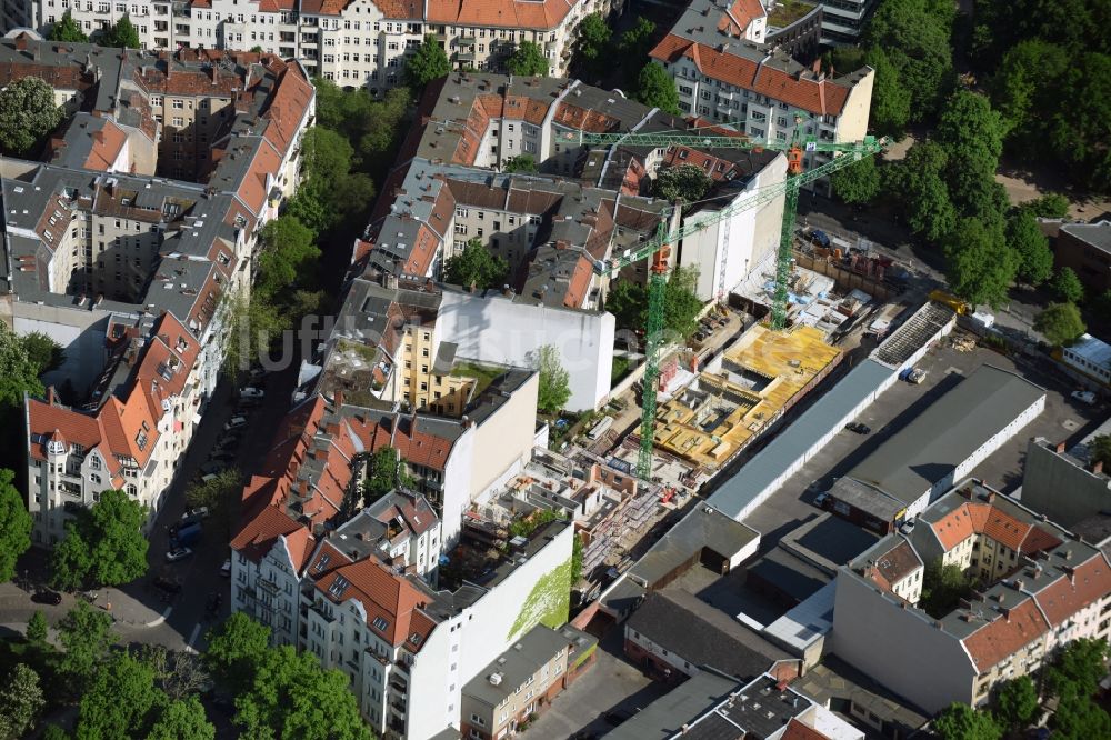 Berlin aus der Vogelperspektive: Baustelle zum Neubau einer Mehrfamilienhaus-Wohnanlage Richardplatz - Böhmische Straße in Neukölln in Berlin