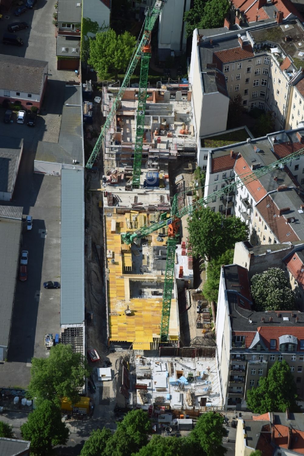 Berlin aus der Vogelperspektive: Baustelle zum Neubau einer Mehrfamilienhaus-Wohnanlage Richardplatz - Böhmische Straße in Neukölln in Berlin