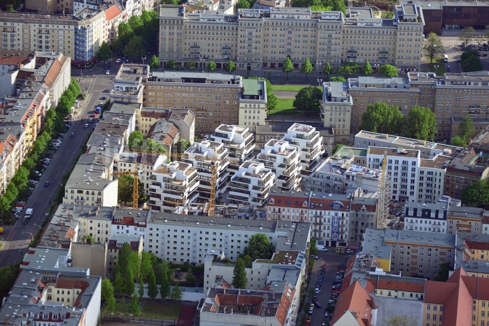 Berlin, Friedrichshain aus der Vogelperspektive: Baustelle zum Neubau einer Mehrfamilienhaus- Wohnanlage an der Rigaer Straße - Liebigstraße im Stadtteil Friedrichshain in Berlin