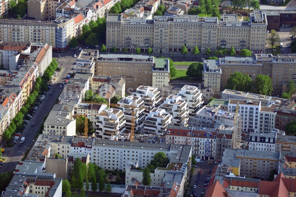 Luftaufnahme Berlin, Friedrichshain - Baustelle zum Neubau einer Mehrfamilienhaus- Wohnanlage an der Rigaer Straße - Liebigstraße im Stadtteil Friedrichshain in Berlin