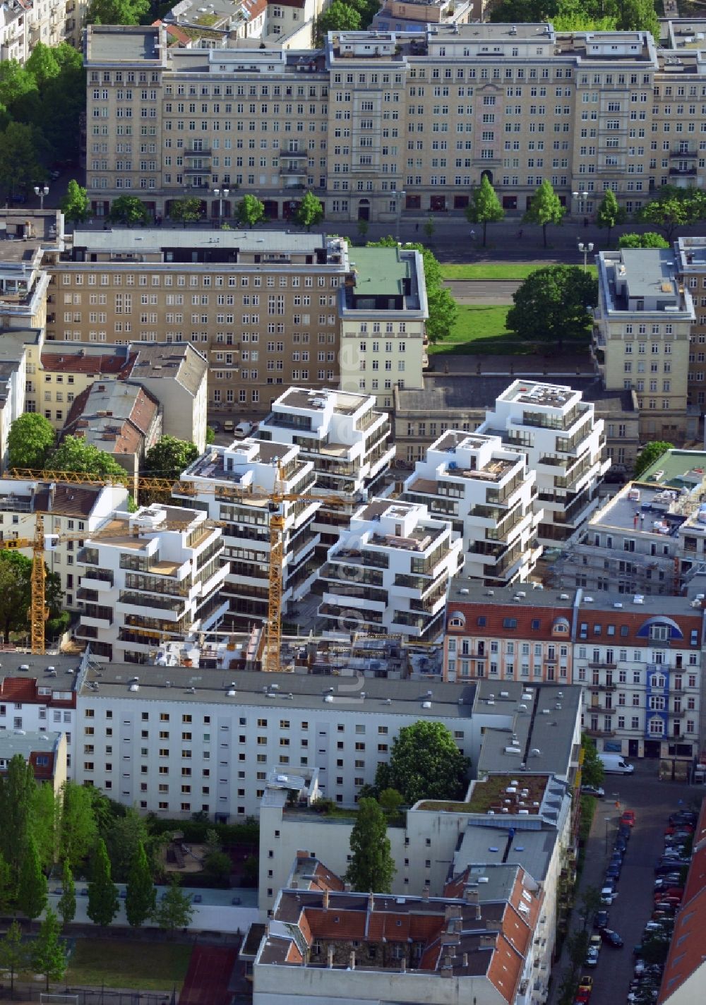 Berlin, Friedrichshain von oben - Baustelle zum Neubau einer Mehrfamilienhaus- Wohnanlage an der Rigaer Straße - Liebigstraße im Stadtteil Friedrichshain in Berlin