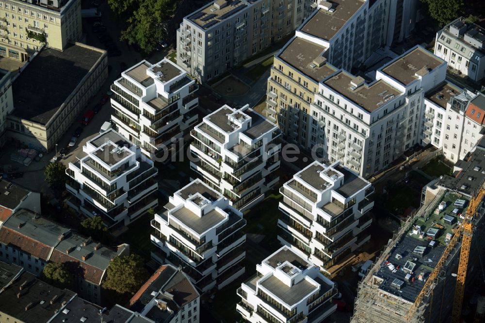 Luftbild Berlin - Baustelle zum Neubau einer Mehrfamilienhaus- Wohnanlage an der Rigaer Straße - Liebigstraße im Stadtteil Friedrichshain in Berlin