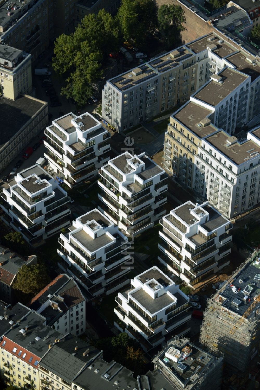 Luftaufnahme Berlin - Baustelle zum Neubau einer Mehrfamilienhaus- Wohnanlage an der Rigaer Straße - Liebigstraße im Stadtteil Friedrichshain in Berlin