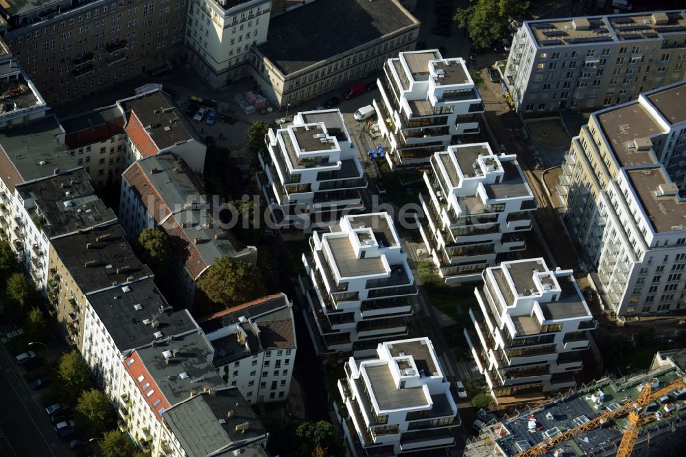 Berlin von oben - Baustelle zum Neubau einer Mehrfamilienhaus- Wohnanlage an der Rigaer Straße - Liebigstraße im Stadtteil Friedrichshain in Berlin