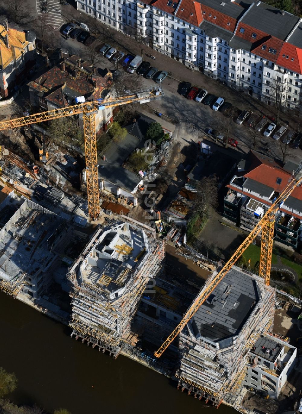 Leipzig aus der Vogelperspektive: Baustelle zum Neubau einer Mehrfamilienhaus-Wohnanlage LE RIVERHOUSES an der Holbeinstraße an den Uferpromenaden der Weißen Elster im Ortsteil Schleußig in Leipzig im Bundesland Sachsen