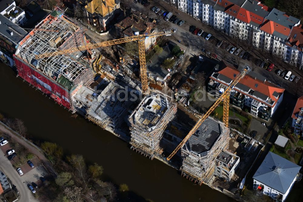 Luftbild Leipzig - Baustelle zum Neubau einer Mehrfamilienhaus-Wohnanlage LE RIVERHOUSES an der Holbeinstraße an den Uferpromenaden der Weißen Elster im Ortsteil Schleußig in Leipzig im Bundesland Sachsen