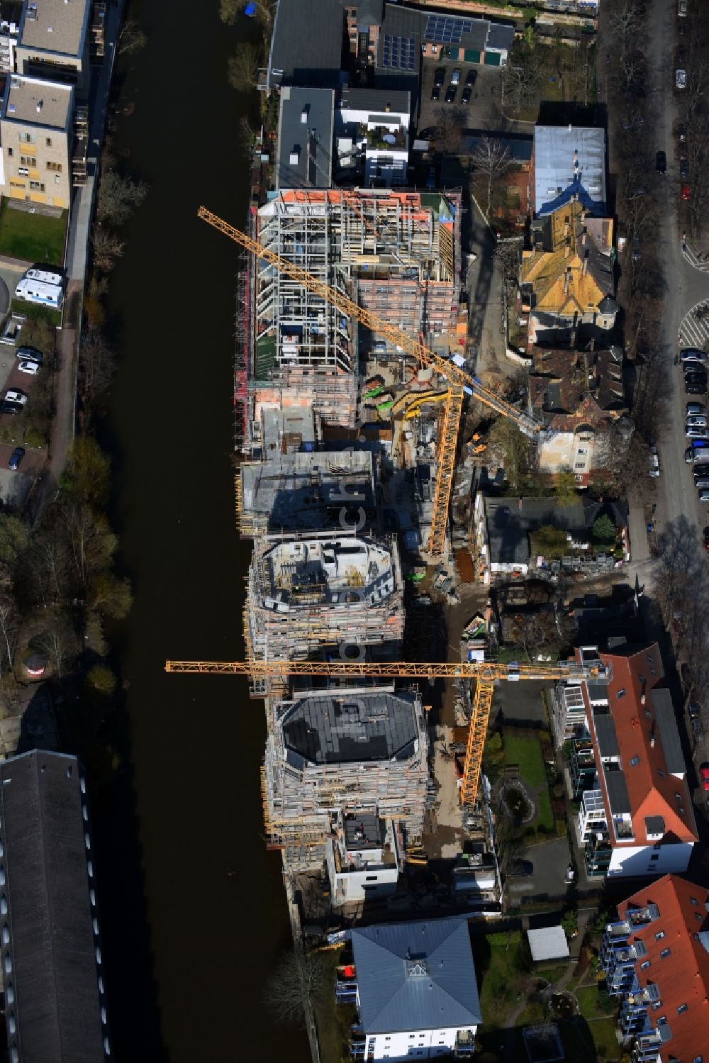 Leipzig von oben - Baustelle zum Neubau einer Mehrfamilienhaus-Wohnanlage LE RIVERHOUSES an der Holbeinstraße an den Uferpromenaden der Weißen Elster im Ortsteil Schleußig in Leipzig im Bundesland Sachsen