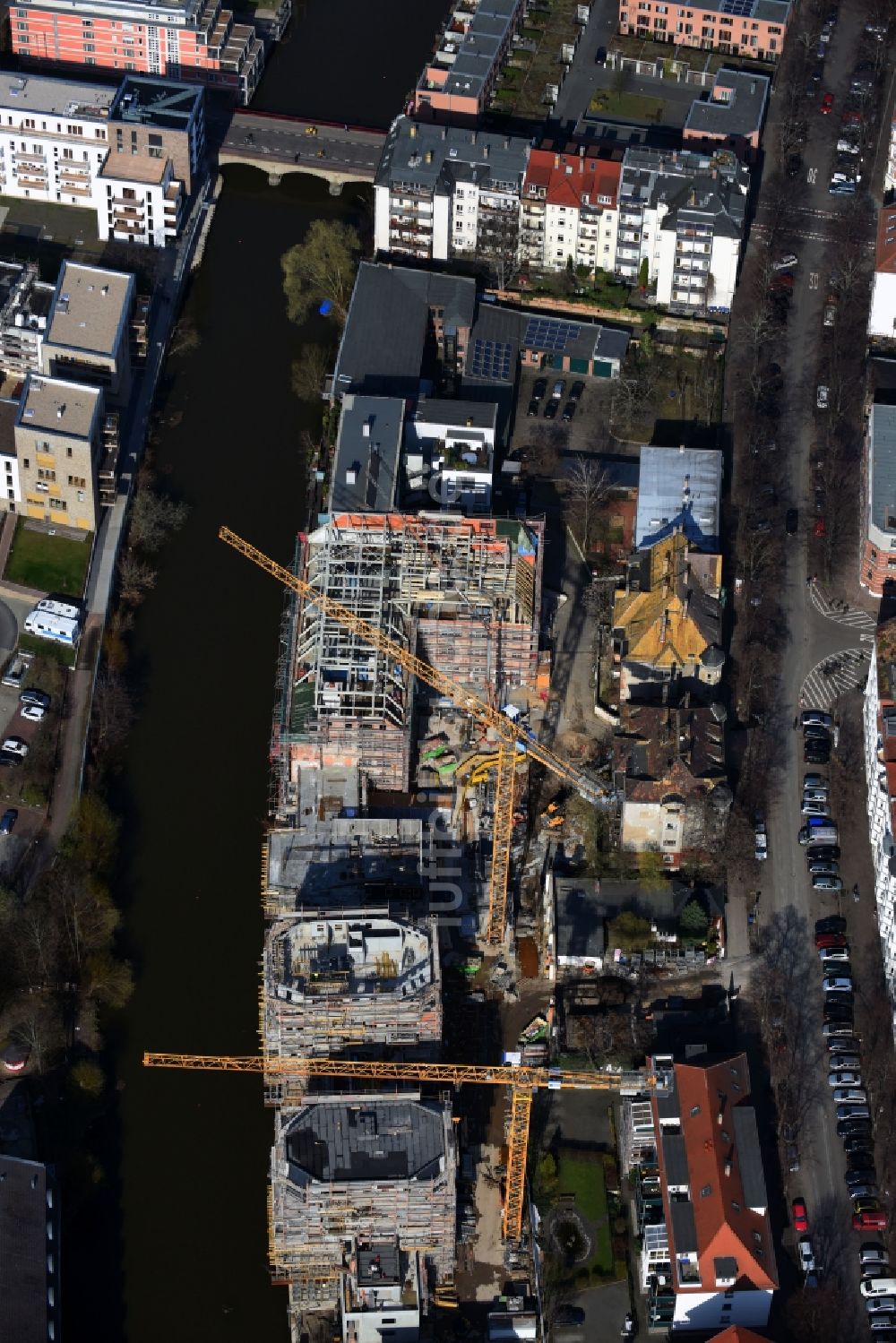 Luftbild Leipzig - Baustelle zum Neubau einer Mehrfamilienhaus-Wohnanlage LE RIVERHOUSES an der Holbeinstraße an den Uferpromenaden der Weißen Elster im Ortsteil Schleußig in Leipzig im Bundesland Sachsen