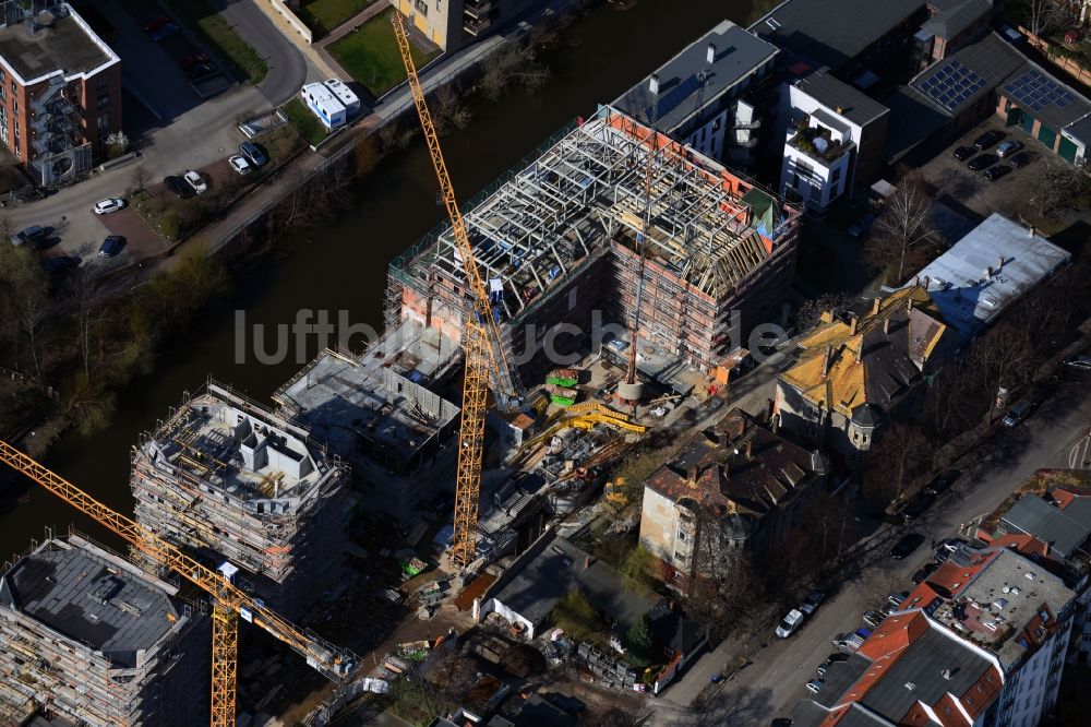 Leipzig von oben - Baustelle zum Neubau einer Mehrfamilienhaus-Wohnanlage LE RIVERHOUSES an der Holbeinstraße an den Uferpromenaden der Weißen Elster im Ortsteil Schleußig in Leipzig im Bundesland Sachsen