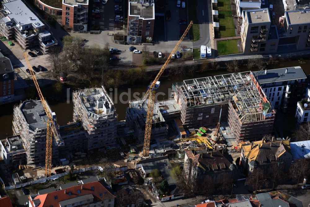 Leipzig aus der Vogelperspektive: Baustelle zum Neubau einer Mehrfamilienhaus-Wohnanlage LE RIVERHOUSES an der Holbeinstraße an den Uferpromenaden der Weißen Elster im Ortsteil Schleußig in Leipzig im Bundesland Sachsen