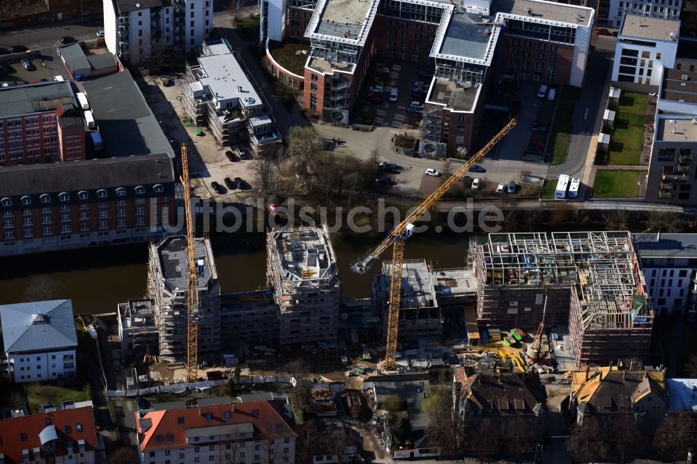 Luftbild Leipzig - Baustelle zum Neubau einer Mehrfamilienhaus-Wohnanlage LE RIVERHOUSES an der Holbeinstraße an den Uferpromenaden der Weißen Elster im Ortsteil Schleußig in Leipzig im Bundesland Sachsen