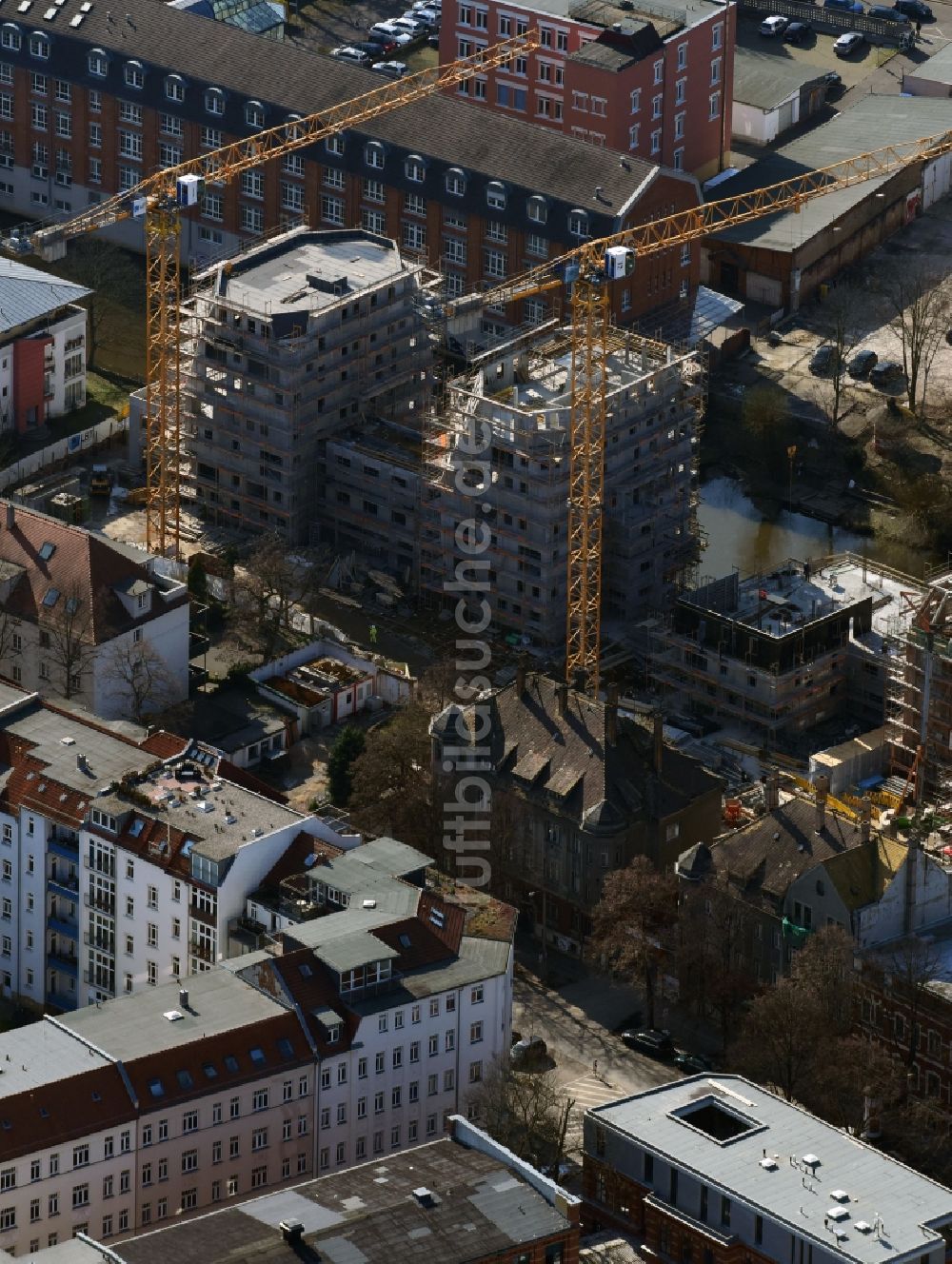 Luftbild Leipzig - Baustelle zum Neubau einer Mehrfamilienhaus-Wohnanlage LE RIVERHOUSES an der Holbeinstraße an den Uferpromenaden der Weißen Elster im Ortsteil Schleußig in Leipzig im Bundesland Sachsen