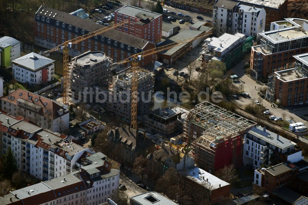 Luftaufnahme Leipzig - Baustelle zum Neubau einer Mehrfamilienhaus-Wohnanlage LE RIVERHOUSES an der Holbeinstraße an den Uferpromenaden der Weißen Elster im Ortsteil Schleußig in Leipzig im Bundesland Sachsen