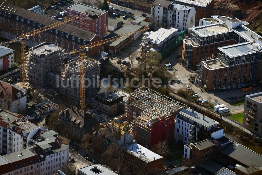 Leipzig von oben - Baustelle zum Neubau einer Mehrfamilienhaus-Wohnanlage LE RIVERHOUSES an der Holbeinstraße an den Uferpromenaden der Weißen Elster im Ortsteil Schleußig in Leipzig im Bundesland Sachsen