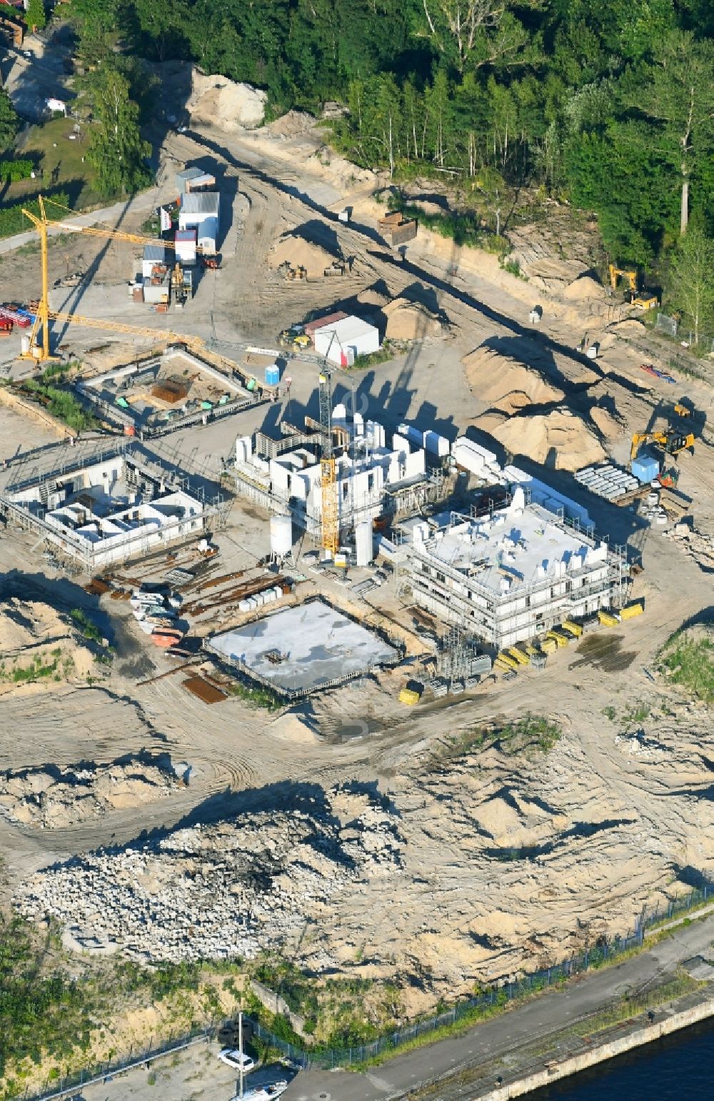 Luftbild Rostock - Baustelle zum Neubau einer Mehrfamilienhaus-Wohnanlage in Rostock im Bundesland Mecklenburg-Vorpommern, Deutschland