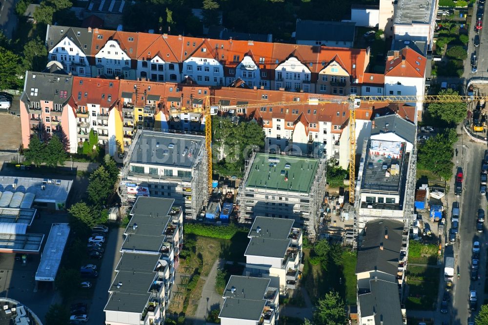 Rostock von oben - Baustelle zum Neubau einer Mehrfamilienhaus-Wohnanlage in Rostock im Bundesland Mecklenburg-Vorpommern, Deutschland