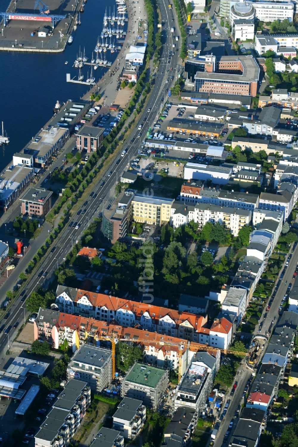 Luftbild Rostock - Baustelle zum Neubau einer Mehrfamilienhaus-Wohnanlage in Rostock im Bundesland Mecklenburg-Vorpommern, Deutschland