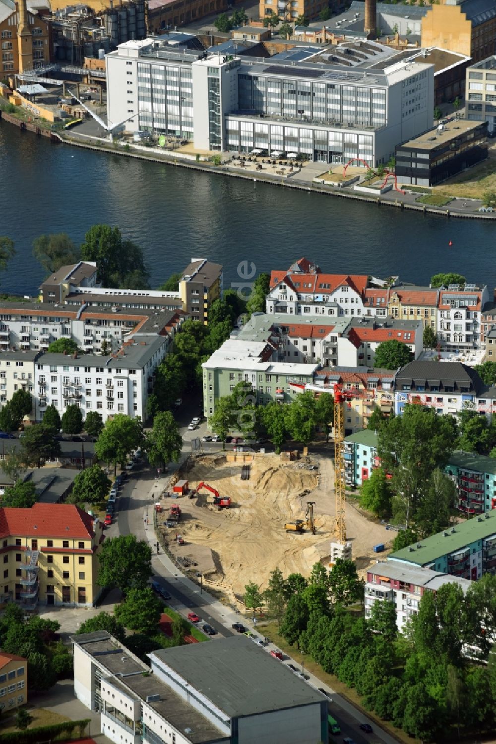 Luftbild Berlin - Baustelle zum Neubau einer Mehrfamilienhaus-Wohnanlage Rudower Straße Ecke Köllnische Straße im Ortsteil Schöneweide in Berlin, Deutschland