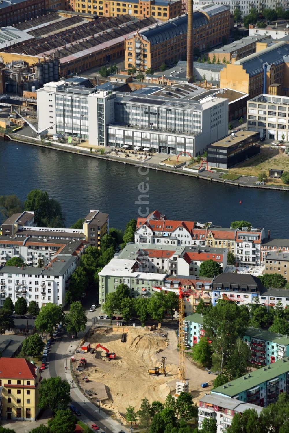 Luftaufnahme Berlin - Baustelle zum Neubau einer Mehrfamilienhaus-Wohnanlage Rudower Straße Ecke Köllnische Straße im Ortsteil Schöneweide in Berlin, Deutschland