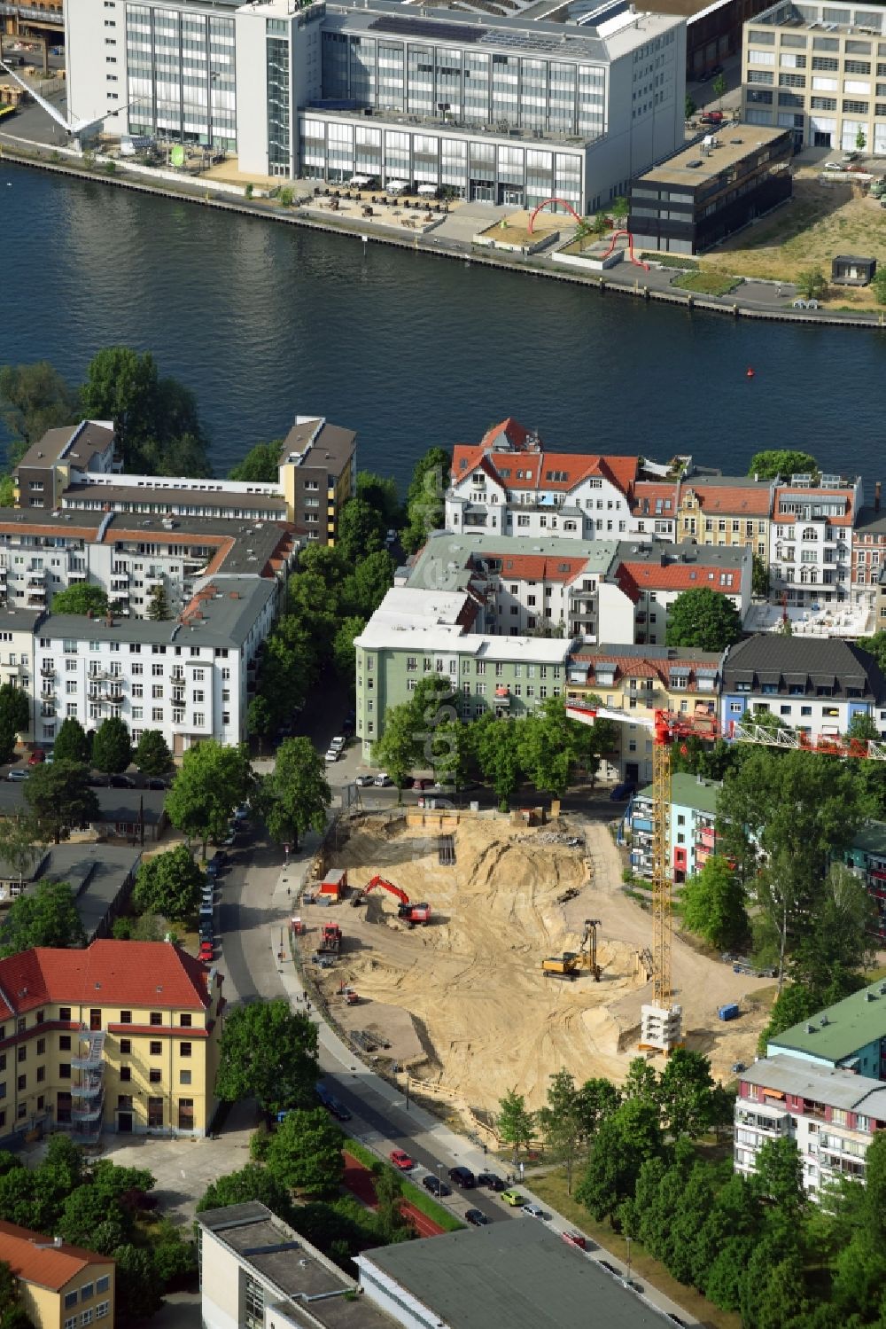 Berlin von oben - Baustelle zum Neubau einer Mehrfamilienhaus-Wohnanlage Rudower Straße Ecke Köllnische Straße im Ortsteil Schöneweide in Berlin, Deutschland