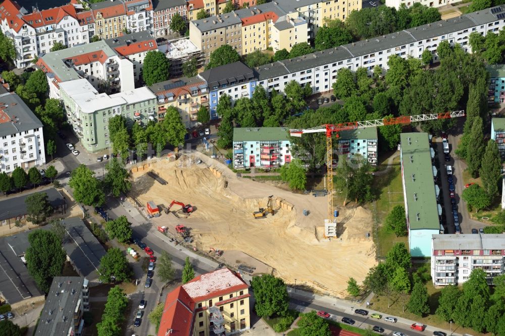 Luftbild Berlin - Baustelle zum Neubau einer Mehrfamilienhaus-Wohnanlage Rudower Straße Ecke Köllnische Straße im Ortsteil Schöneweide in Berlin, Deutschland