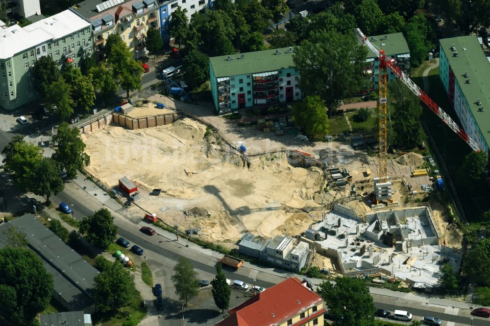 Luftaufnahme Berlin - Baustelle zum Neubau einer Mehrfamilienhaus-Wohnanlage Rudower Straße Ecke Köllnische Straße im Ortsteil Schöneweide in Berlin, Deutschland