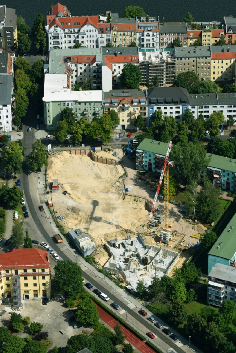 Luftaufnahme Berlin - Baustelle zum Neubau einer Mehrfamilienhaus-Wohnanlage Rudower Straße Ecke Köllnische Straße im Ortsteil Schöneweide in Berlin, Deutschland