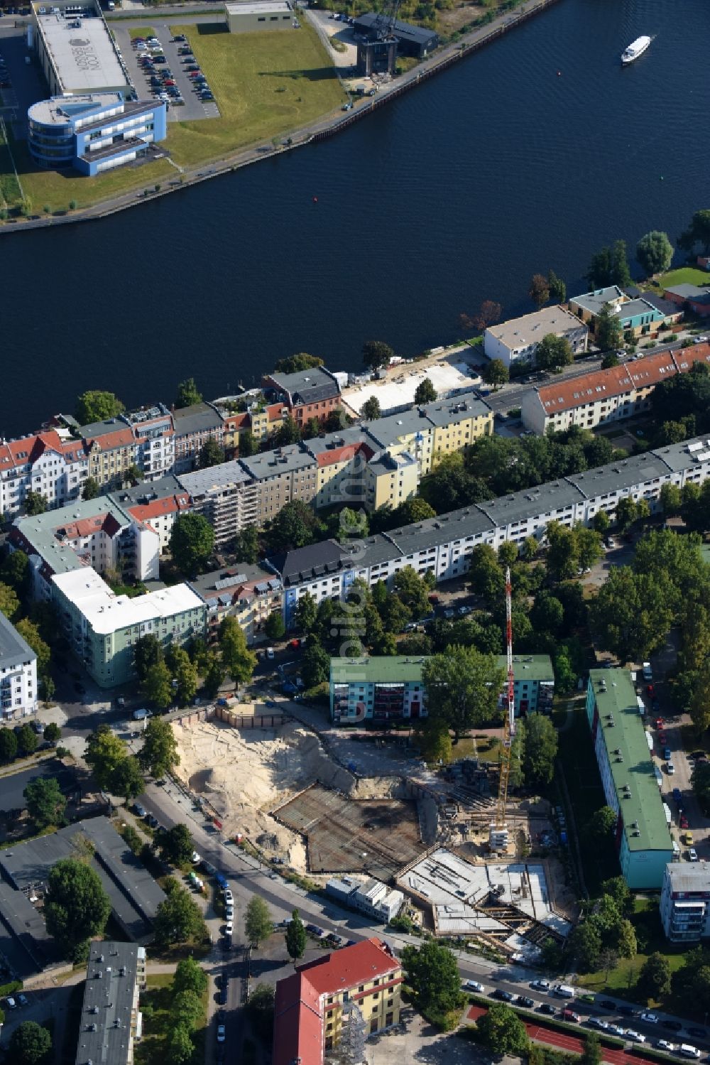 Luftaufnahme Berlin - Baustelle zum Neubau einer Mehrfamilienhaus-Wohnanlage Rudower Straße Ecke Köllnische Straße im Ortsteil Schöneweide in Berlin, Deutschland