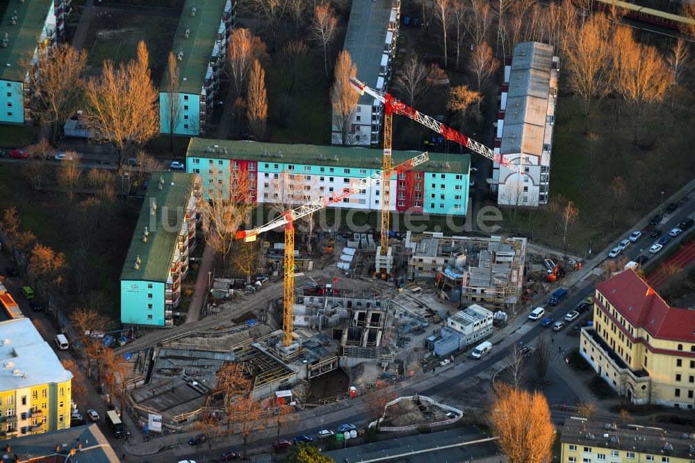 Berlin von oben - Baustelle zum Neubau einer Mehrfamilienhaus-Wohnanlage Rudower Straße Ecke Köllnische Straße im Ortsteil Schöneweide in Berlin, Deutschland