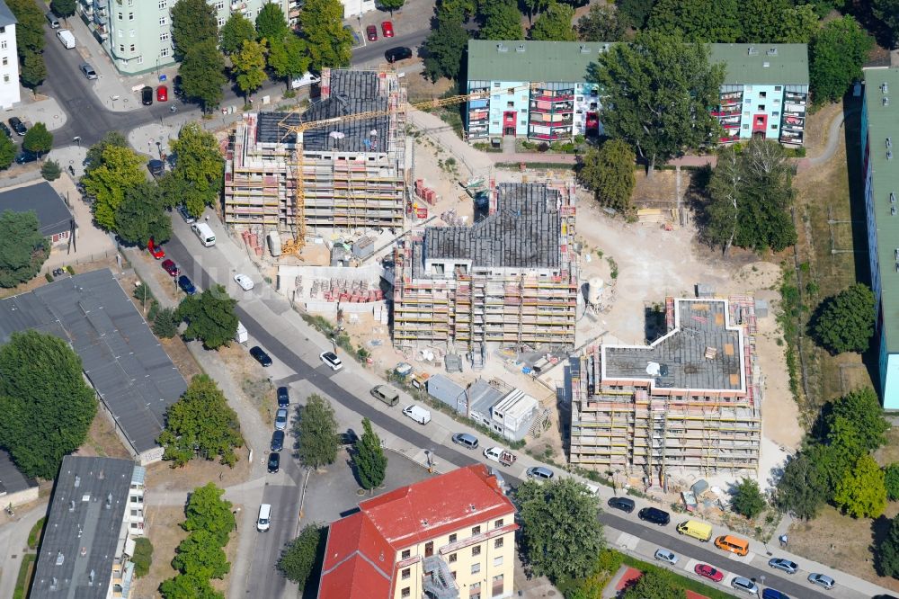 Luftaufnahme Berlin - Baustelle zum Neubau einer Mehrfamilienhaus-Wohnanlage Rudower Straße Ecke Köllnische Straße im Ortsteil Schöneweide in Berlin, Deutschland