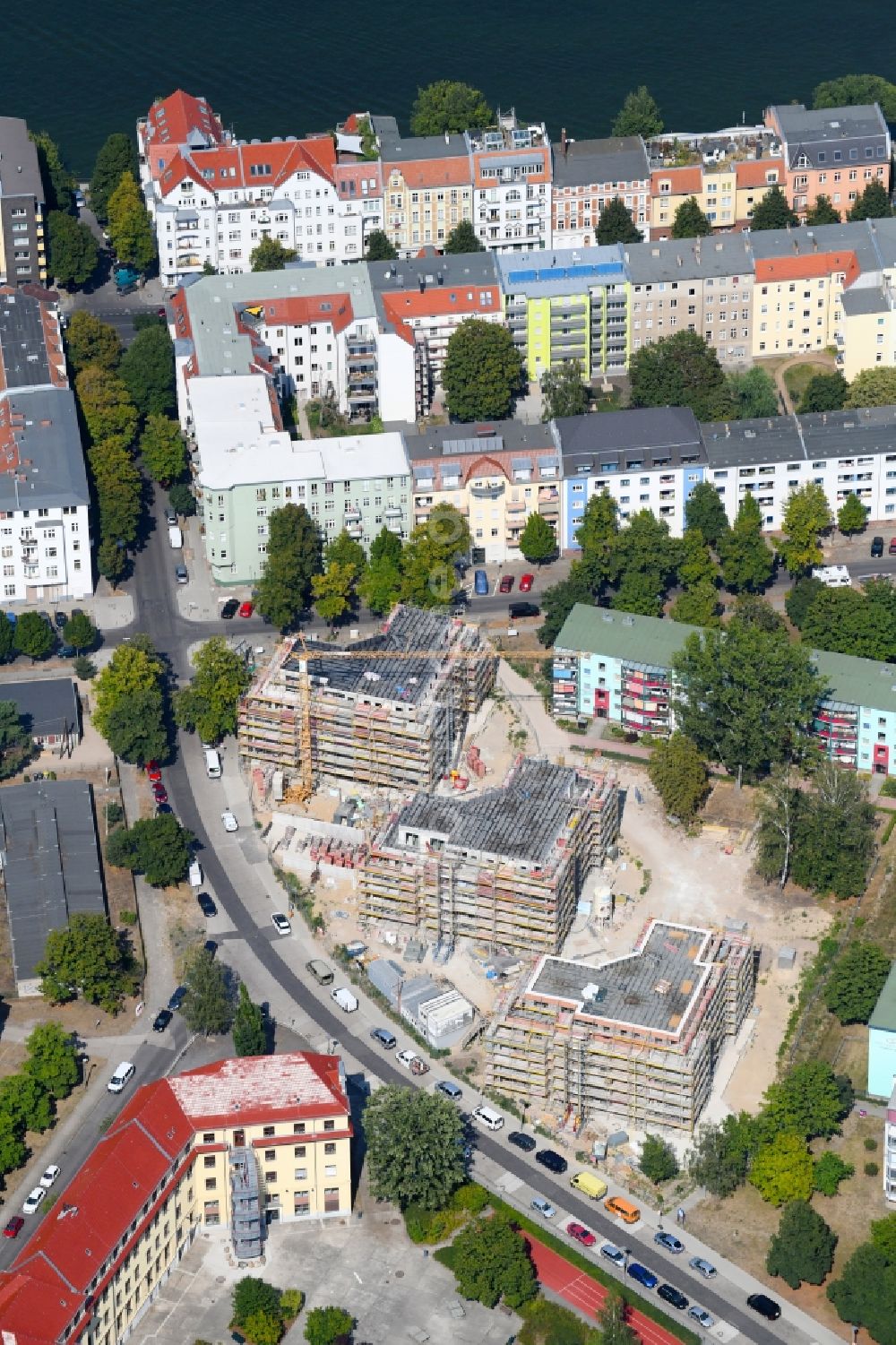 Luftbild Berlin - Baustelle zum Neubau einer Mehrfamilienhaus-Wohnanlage Rudower Straße Ecke Köllnische Straße im Ortsteil Schöneweide in Berlin, Deutschland