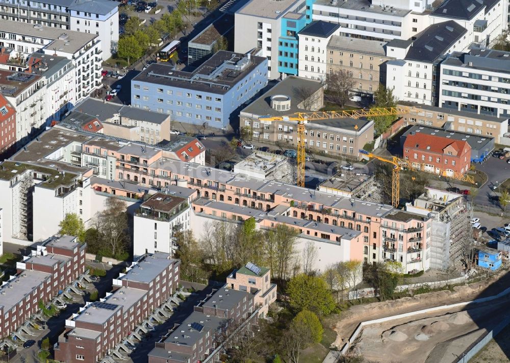 Luftaufnahme Berlin - Baustelle zum Neubau einer Mehrfamilienhaus-Wohnanlage an der Scharnhorststraße - Ida von Arnim Straße im Ortsteil Mitte in Berlin, Deutschland