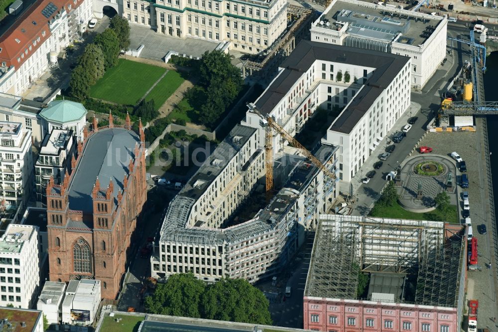 Luftaufnahme Berlin - Baustelle zum Neubau einer Mehrfamilienhaus-Wohnanlage Schinkelplatz der FRANKONIA Eurobau AG im Ortsteil Mitte in Berlin, Deutschland