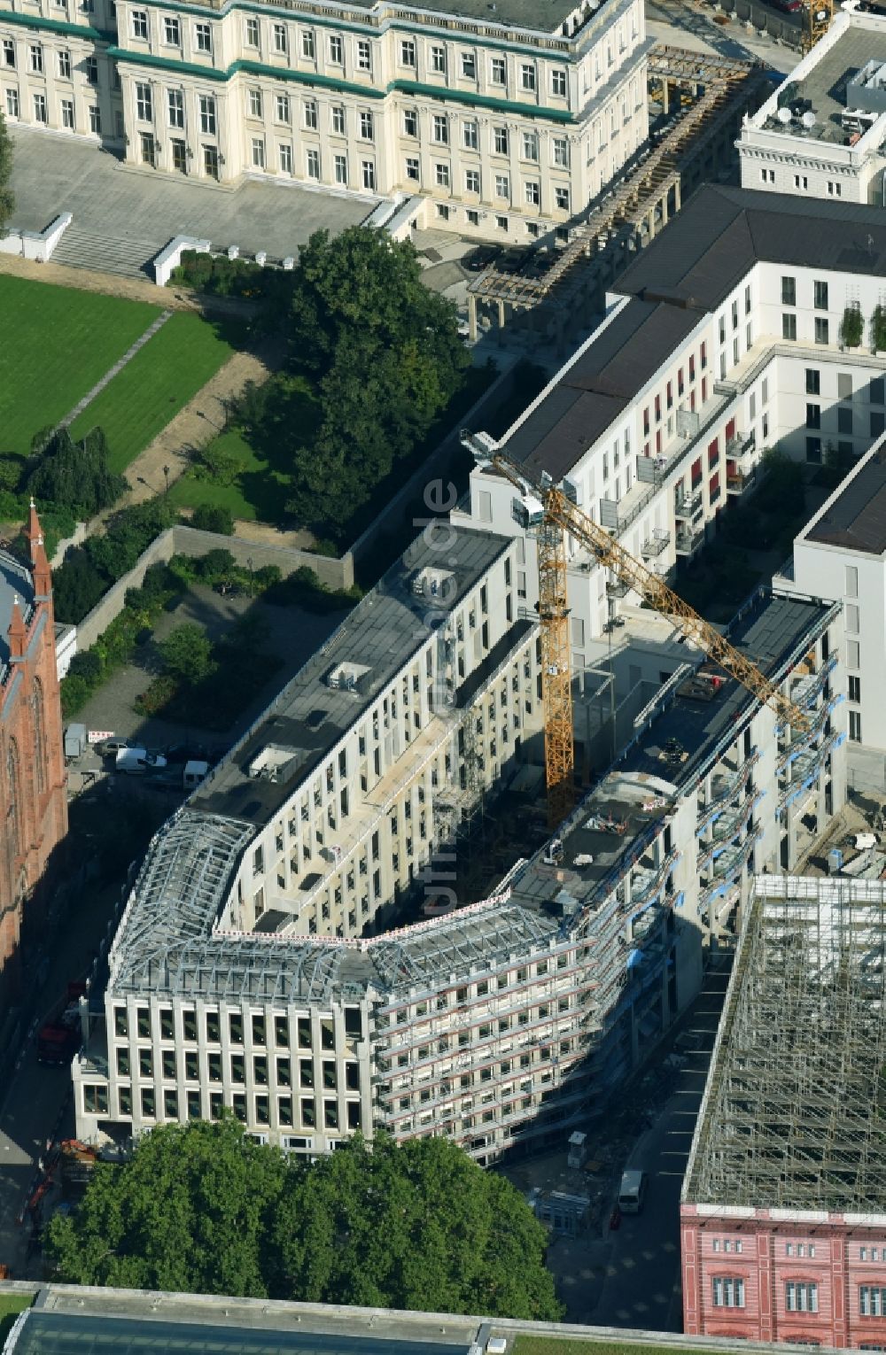 Berlin von oben - Baustelle zum Neubau einer Mehrfamilienhaus-Wohnanlage Schinkelplatz der FRANKONIA Eurobau AG im Ortsteil Mitte in Berlin, Deutschland