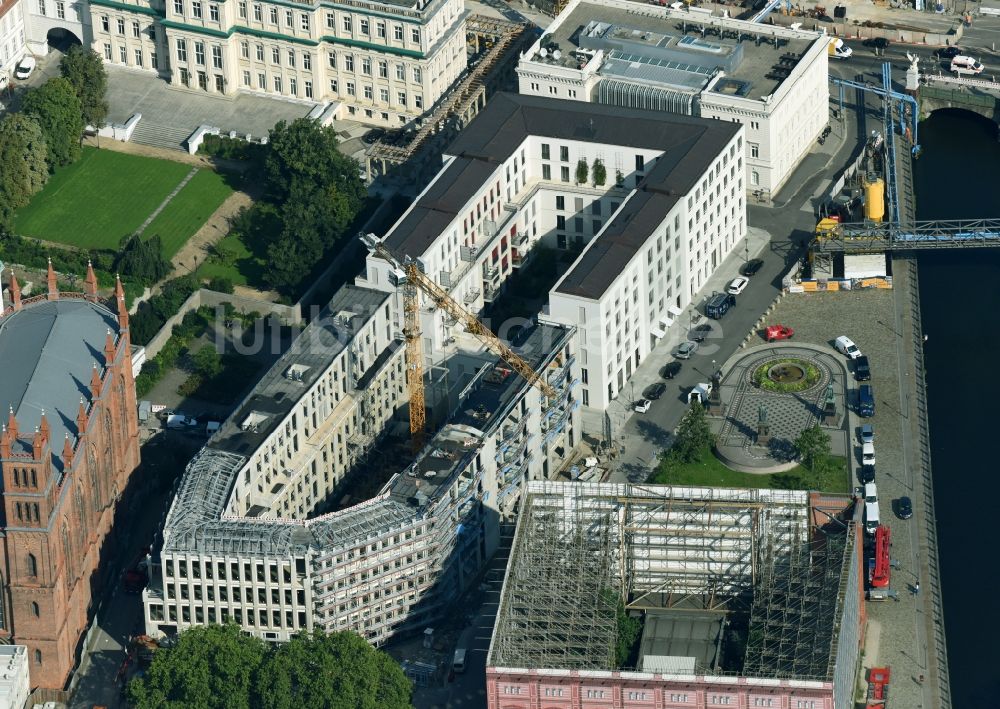 Berlin aus der Vogelperspektive: Baustelle zum Neubau einer Mehrfamilienhaus-Wohnanlage Schinkelplatz der FRANKONIA Eurobau AG im Ortsteil Mitte in Berlin, Deutschland