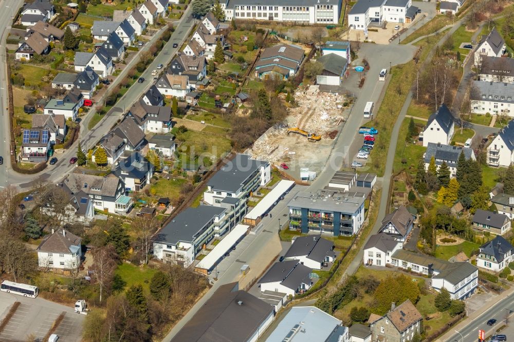 Schmallenberg von oben - Baustelle zum Neubau einer Mehrfamilienhaus-Wohnanlage in Schmallenberg im Bundesland Nordrhein-Westfalen, Deutschland