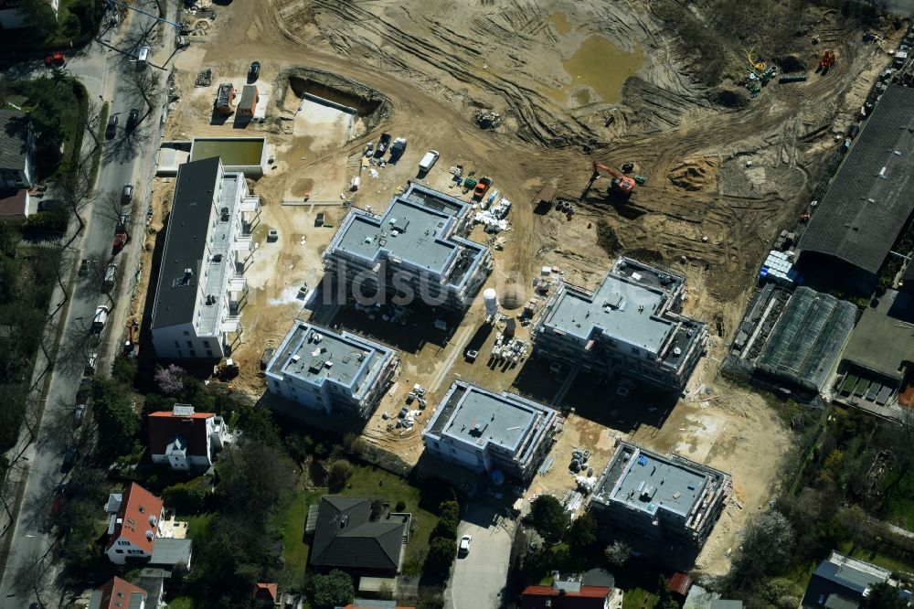 Luftaufnahme Berlin - Baustelle zum Neubau einer Mehrfamilienhaus- Wohnanlage der Schmohl + Sohn Bauunternehmung GmbH an der Sundgauer Straße - Schlettstadter Straße in Berlin Zehlendorf