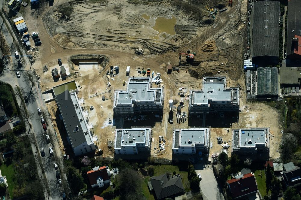 Berlin von oben - Baustelle zum Neubau einer Mehrfamilienhaus- Wohnanlage der Schmohl + Sohn Bauunternehmung GmbH an der Sundgauer Straße - Schlettstadter Straße in Berlin Zehlendorf