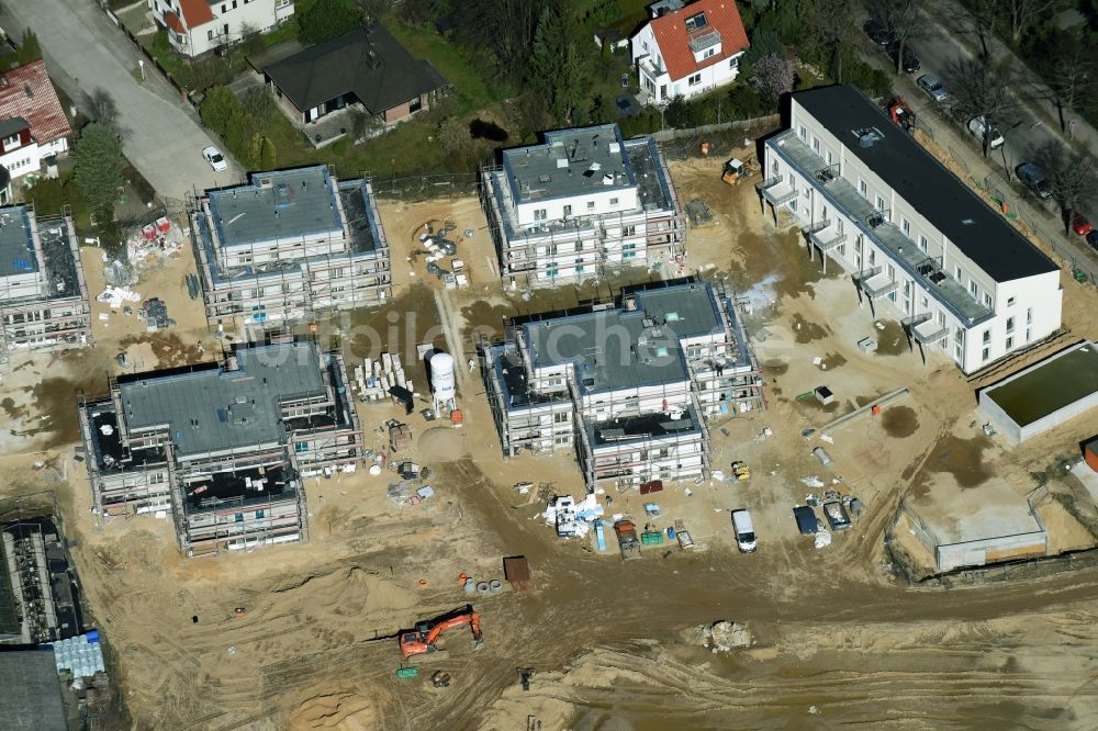 Luftaufnahme Berlin - Baustelle zum Neubau einer Mehrfamilienhaus- Wohnanlage der Schmohl + Sohn Bauunternehmung GmbH an der Sundgauer Straße - Schlettstadter Straße in Berlin Zehlendorf