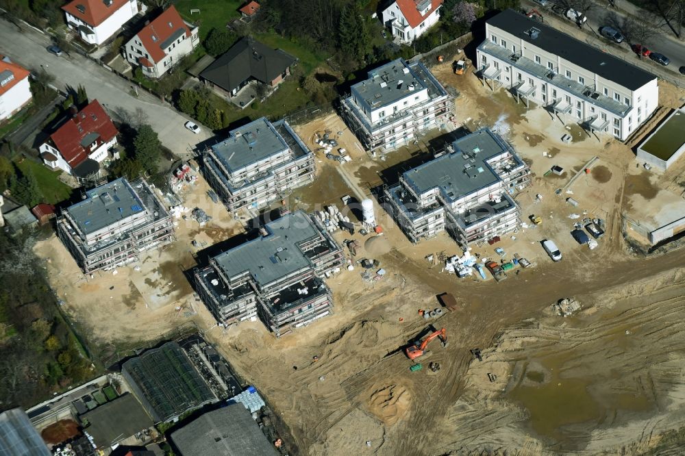 Berlin von oben - Baustelle zum Neubau einer Mehrfamilienhaus- Wohnanlage der Schmohl + Sohn Bauunternehmung GmbH an der Sundgauer Straße - Schlettstadter Straße in Berlin Zehlendorf