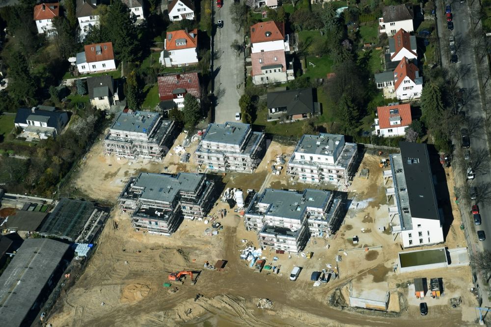 Luftbild Berlin - Baustelle zum Neubau einer Mehrfamilienhaus- Wohnanlage der Schmohl + Sohn Bauunternehmung GmbH an der Sundgauer Straße - Schlettstadter Straße in Berlin Zehlendorf